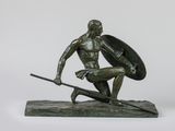 statue d'un homme tenant un bouclier dans chaque main