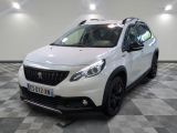 la voiture blanche est garée dans une grande pièce au sol en damier