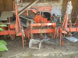 un tracteur garé à côté d'un bâtiment