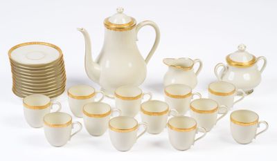 plusieurs tasses et soucoupes et une théière sur la table