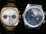 deux montres assises l'une à côté de l'autre sur une surface noire
