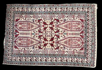 un tapis persan ancien orné d'un motif floral sur fond noir
