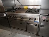 une cuisine équipée d'une cuisinière, d'un four et d'un réfrigérateur