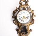 une horloge accrochée au mur sur le mur