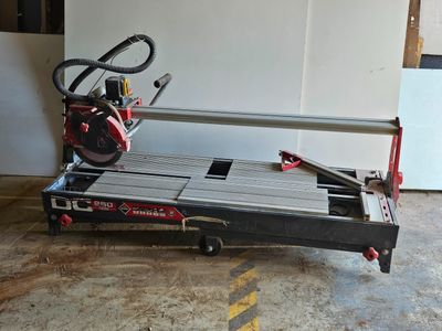 une photo d'une scie circulaire de table dans un garage