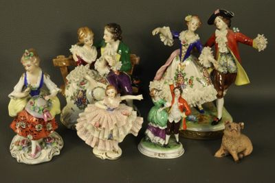 cinq figurines représentant des personnes et un chien posées sur une table