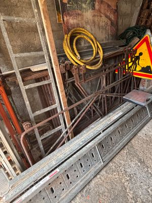 une enseigne apposée sur le mur d'un immeuble