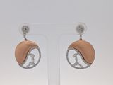paire de boucles d'oreilles en argent et or rose, ornées de diamants, montées sur tige