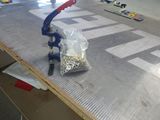 un sachet de graines et une pince posés sur une table