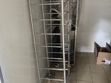 une photo d'une cuisine avec une étagère métallique dans un coin