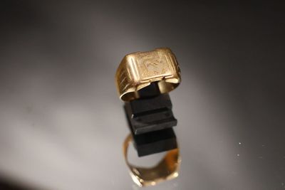 une bague en or sertie d'une pierre noire