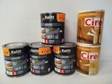 cinq pots de peinture posés les uns à côté des autres sur une table
