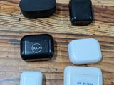 un grand nombre d'appareils électroniques posés sur une table