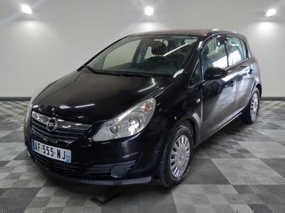 la photo d'une petite voiture noire garée dans un garage