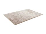 un tapis blanc posé sur une surface blanche, avec un fond blanc