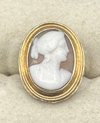 une image représentant une photo d'une femme en robe blanche, dans un cadre doré