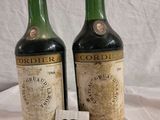 deux bouteilles de vin posées l'une à côté de l'autre sur une table