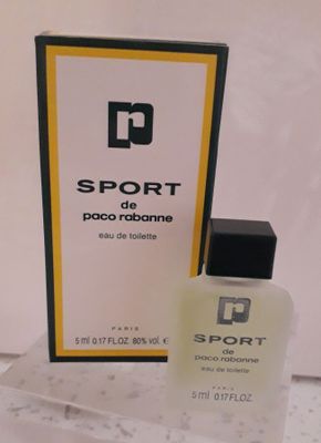 le flacon de parfum se trouve à côté de la boîte sur le comptoir