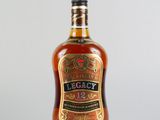 l'image d'une bouteille d'alcool posée sur une table