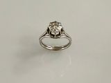 gros plan d'une bague en diamant sur une surface blanche
