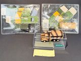 deux camions miniatures qui se trouvent dans des sacs en plastique posés sur une table