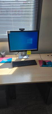 un bureau équipé d'un écran d'ordinateur et d'un clavier