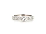 gros plan d'une bague en diamant sur fond blanc