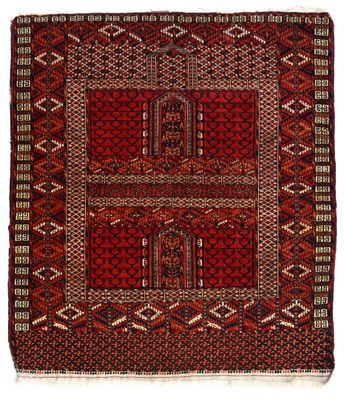 un tapis rouge et noir avec un motif géométrique sur fond blanc