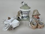 trois figurines représentant des personnes assises sur une table