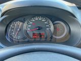 un gros plan sur le tableau de bord d'une voiture avec un compteur de vitesse