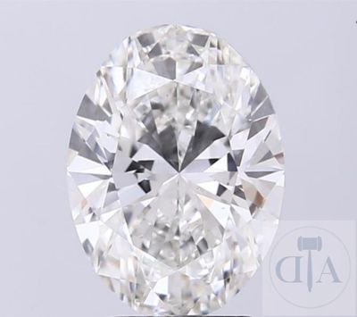 gros plan d'un diamant sur une surface blanche