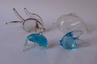 trois morceaux de verre posés sur une table