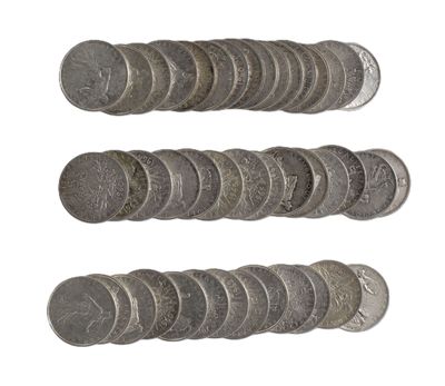 gros plan d'un paquet de pièces de monnaie sur une surface blanche