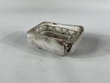 une image représentant une petite assiette en argent posée sur une surface blanche