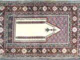 un tapis oriental orné d'une petite flèche au milieu