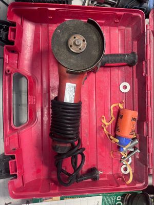 une boîte à outils rouge avec des outils sur une table