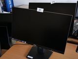 un bureau équipé de deux écrans et d'un clavier