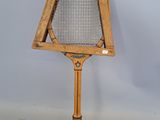 une raquette de tennis posée sur une table