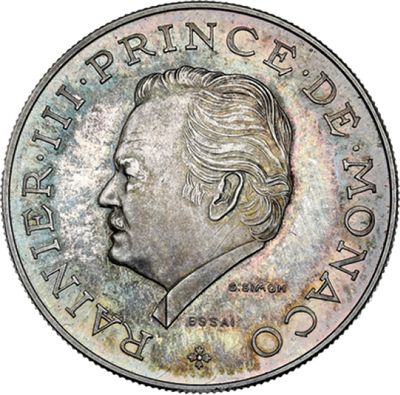Gros plan sur une pièce de monnaie portant le visage d'un homme