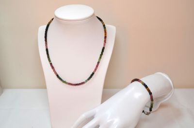 un mannequin blanc portant un collier et un bracelet