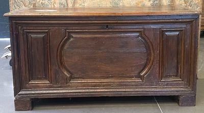 un coffre en bois surmonté d'une horloge