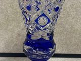 un gros plan d'un vase en verre bleu posé sur une table