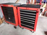 une paire d'armoires à outils rouges avec des tiroirs noirs et des roulettes, dans un garage