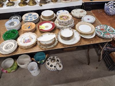 plusieurs assiettes et bols sur une table dans une pièce