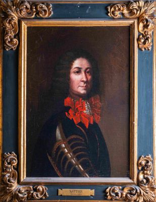 portrait d'un homme vêtu d'un manteau noir à col rouge