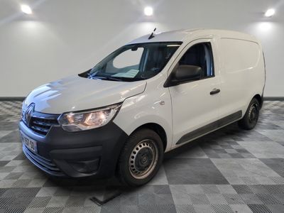 Une camionnette blanche est garée dans une pièce dont le sol est carrelé.