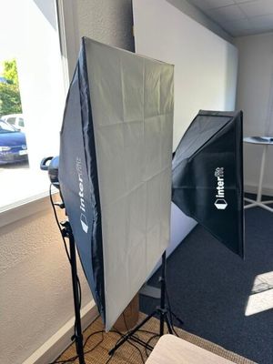une photo montrant un studio photo installé dans un coin d'une pièce