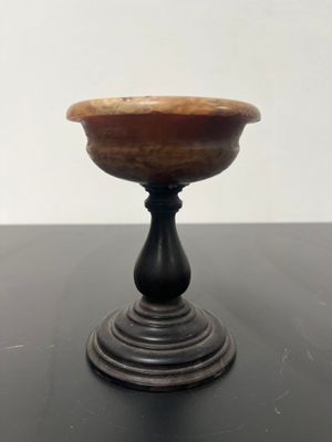 une photo d'un bol en bois posé sur une table noire