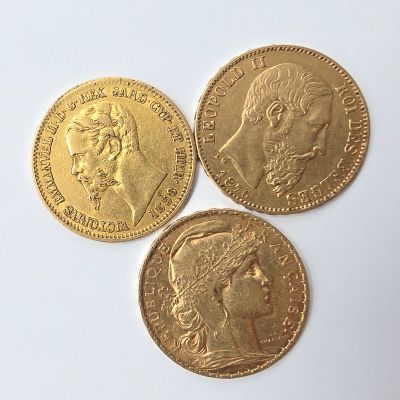trois souverains en or, dont l'un est un souverain et l'autre un souverain