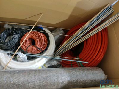 a box filled with different types of wires and wires